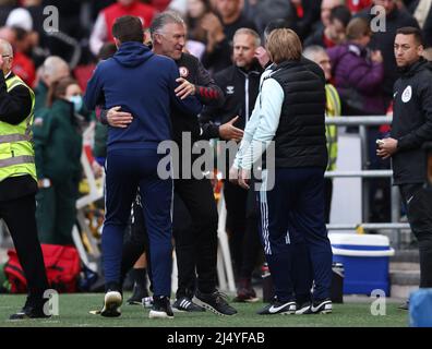 Bristol, Angleterre, le 18th avril 2022. Paul Heckingbottom, directeur de Sheffield Utd, et Nigel Pearson, directeur de Bristol City Exchange, se sont fait huler à la fin du match du championnat Sky Bet à Ashton Gate, Bristol. Le crédit photo doit être lu : Darren Staples / Sportimage Banque D'Images