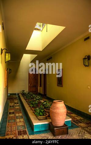 Yazd,Iran,février 19,2021: Utilisation de trous de plafond ouverts pour la lumière du jour et la ventilation de l'air dans les couloirs de l'hôtel "DAD" sur Favardin Street à Yazd. Banque D'Images