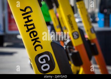 Moscou, Russie. 14th avril 2022. Vue rapprochée de Yandex Go jaune les scooters électriques sont prêts à la location sur le trottoir dans le centre de Moscou, Russie Banque D'Images