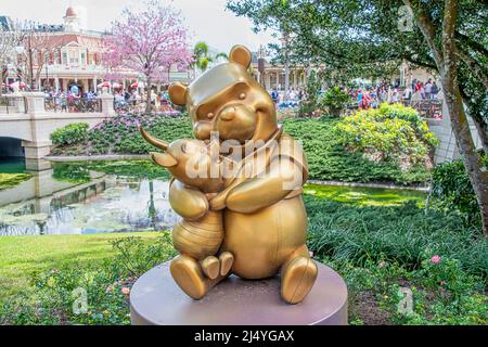 Winnie l'Ourson et Piglet Gold Statue 50th anniversaire Disney Magic Kingdom Banque D'Images