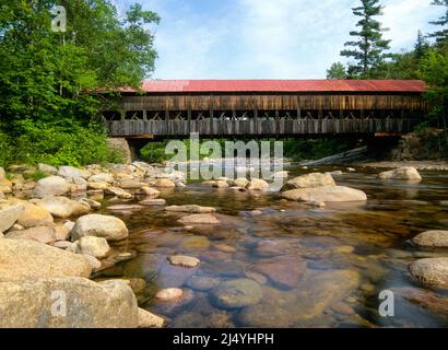 Pont couvert d'Albany à Albany, New Hampshire. Situé juste à côté de l'autoroute Kancamagus, ce pittoresque pont en bois traverse la rivière Swift. Banque D'Images