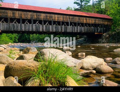 Pont couvert d'Albany à Albany, New Hampshire. Situé juste à côté de l'autoroute Kancamagus, ce pittoresque pont en bois traverse la rivière Swift. Banque D'Images