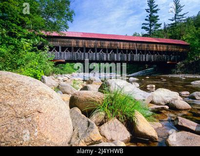 Pont couvert d'Albany à Albany, New Hampshire. Situé juste à côté de l'autoroute Kancamagus, ce pittoresque pont en bois traverse la rivière Swift. Banque D'Images