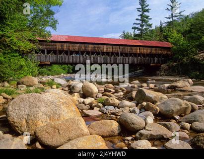 Pont couvert d'Albany à Albany, New Hampshire. Situé juste à côté de l'autoroute Kancamagus, ce pittoresque pont en bois traverse la rivière Swift. Banque D'Images