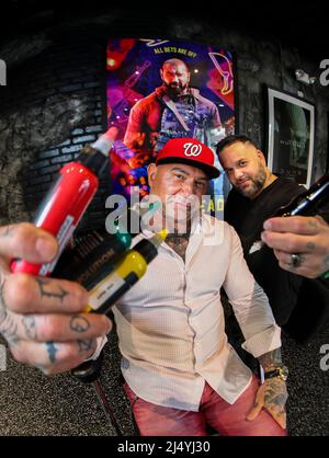 Tampa, États-Unis. 15th avril 2022. L'acteur et l'ancienne star de la WWE Dave Bautista, à gauche, et l'artiste de tatouage John Kural s'est associé pour créer DC Society Ink, une boutique de tatouage haut de gamme à Tampa, en Floride. Des affiches pour les nombreux films de Bautista ligne le mur. (Photo par Dirk Shadd/Tampa Bay Times/TNS/Sipa USA) crédit: SIPA USA/Alay Live News Banque D'Images