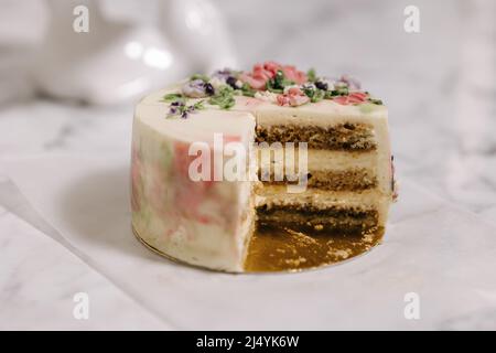 Tranche de gâteau tiramisu bento. Présentation du gâteau dans la section. Dessert sucré pour une personne. Gros plan du gâteau d'anniversaire Banque D'Images