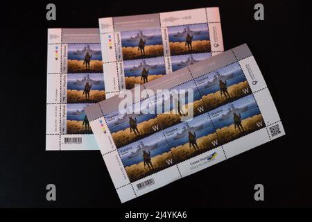 Kiev, Ukraine, 18 avril 2022. Lot complet de timbres-poste avec un soldat ukrainien et un navire de guerre russe. Banque D'Images