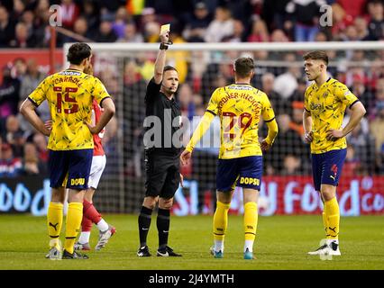 West Bromwich le Taylor Gardner-Hickman d'Albion se voit une carte jaune pour donner un coup de pied au ballon dans la foule pendant le match du championnat Sky Bet au City Ground, à Nottingham. Date de la photo: Lundi 18 avril 2022. Banque D'Images