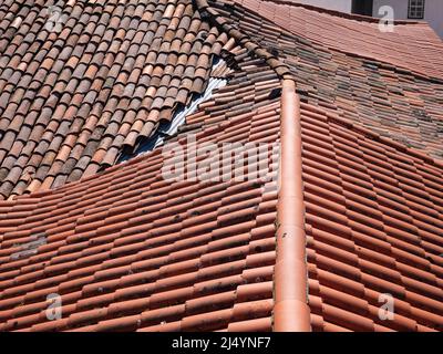 Toit en carreaux de céramique en terre cuite au Portugal Banque D'Images