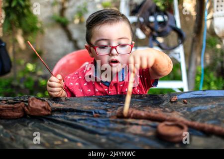 Atelier d'artisanat d'argile, pendant les festivités de la Jaguar Day à LA REMM et nature et Culture internationale à Alamos, Sonora. 5oct2019. activités récréatives et éducatives pour les enfants, éducation. Figure de la tête d'une Jaguar féline. (© photo par Luis Gutierrez / NortePhoto.com) } Taller de artesanias de barro, durante las festivdades del día Jaguar en de LA REMM y Naturaleza y Cultrua Internacional en Alamos Sonora. 5 oct2019. actividades recreativas y educativas para niños, educacion. Fugura de la cabeza de un Jaguar felino. (© photo par Luis Gutierrez / NortePhoto.com) Banque D'Images