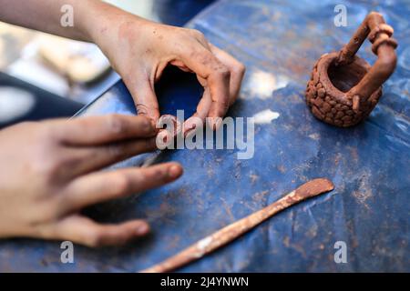 Atelier d'artisanat d'argile, pendant les festivités de la Jaguar Day à LA REMM et nature et Culture internationale à Alamos, Sonora. 5oct2019. activités récréatives et éducatives pour les enfants, éducation. Figure de la tête d'une Jaguar féline. (© photo par Luis Gutierrez / NortePhoto.com) } Taller de artesanias de barro, durante las festivdades del día Jaguar en de LA REMM y Naturaleza y Cultrua Internacional en Alamos Sonora. 5 oct2019. actividades recreativas y educativas para niños, educacion. Fugura de la cabeza de un Jaguar felino. (© photo par Luis Gutierrez / NortePhoto.com) Banque D'Images