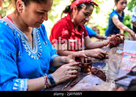 Atelier d'artisanat d'argile, pendant les festivités de la Jaguar Day à LA REMM et nature et Culture internationale à Alamos, Sonora. 5oct2019. activités récréatives et éducatives pour les enfants, éducation. Figure de la tête d'une Jaguar féline. (© photo par Luis Gutierrez / NortePhoto.com) } Taller de artesanias de barro, durante las festivdades del día Jaguar en de LA REMM y Naturaleza y Cultrua Internacional en Alamos Sonora. 5 oct2019. actividades recreativas y educativas para niños, educacion. Fugura de la cabeza de un Jaguar felino. (© photo par Luis Gutierrez / NortePhoto.com) Banque D'Images