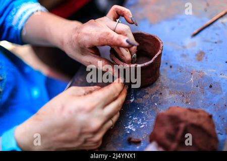 Atelier d'artisanat d'argile, pendant les festivités de la Jaguar Day à LA REMM et nature et Culture internationale à Alamos, Sonora. 5oct2019. activités récréatives et éducatives pour les enfants, éducation. Figure de la tête d'une Jaguar féline. (© photo par Luis Gutierrez / NortePhoto.com) } Taller de artesanias de barro, durante las festivdades del día Jaguar en de LA REMM y Naturaleza y Cultrua Internacional en Alamos Sonora. 5 oct2019. actividades recreativas y educativas para niños, educacion. Fugura de la cabeza de un Jaguar felino. (© photo par Luis Gutierrez / NortePhoto.com) Banque D'Images