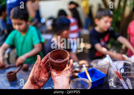 Atelier d'artisanat d'argile, pendant les festivités de la Jaguar Day à LA REMM et nature et Culture internationale à Alamos, Sonora. 5oct2019. activités récréatives et éducatives pour les enfants, éducation. Figure de la tête d'une Jaguar féline. (© photo par Luis Gutierrez / NortePhoto.com) } Taller de artesanias de barro, durante las festivdades del día Jaguar en de LA REMM y Naturaleza y Cultrua Internacional en Alamos Sonora. 5 oct2019. actividades recreativas y educativas para niños, educacion. Fugura de la cabeza de un Jaguar felino. (© photo par Luis Gutierrez / NortePhoto.com) Banque D'Images