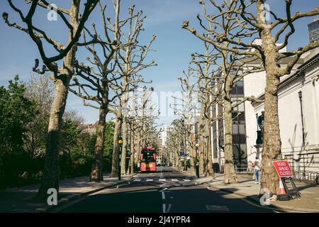 Londres | Royaume-Uni - 2022.04.16 : bus à l'arrêt sur John Isp Street Banque D'Images