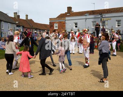 Public participant avec Thaxted Morris Men Dancing à Thaxted Churchyard Thaxted Essex Banque D'Images