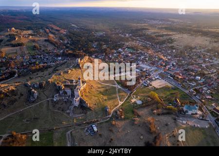 Vue aérienne des ruines du château d'Olsztyn en Pologne Banque D'Images