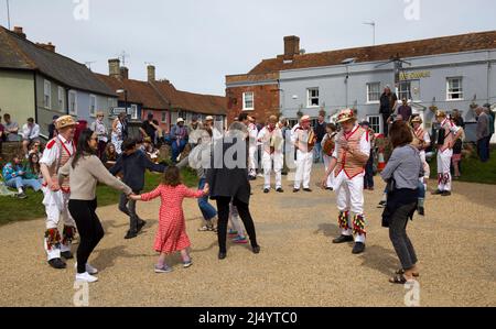 Public participant avec Thaxted Morris Men Dancing à Thaxted Churchyard Thaxted Essex Banque D'Images
