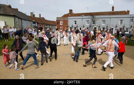 Public participant avec Thaxted Morris Men Dancing à Thaxted Churchyard Thaxted Essex Banque D'Images