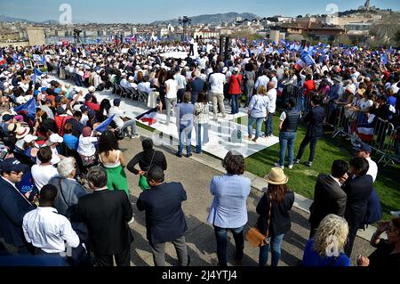 Marseille, France. 16th avril 2022. Emmanuel Macron sur scène lors de sa réunion politique. Le candidat à la présidence Emmanuel Macron, de la République en Marche (LREM), a tenu une réunion publique à Marseille. Le deuxième tour de l'élection présidentielle française aura lieu le 24 avril. (Image de crédit : © Gerard Bottino/SOPA Images via ZUMA Press Wire) Banque D'Images