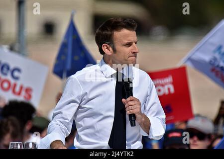 Marseille, France. 16th avril 2022. Emmanuel Macron sur scène lors de sa réunion politique. Le candidat à la présidence Emmanuel Macron, de la République en Marche (LREM), a tenu une réunion publique à Marseille. Le deuxième tour de l'élection présidentielle française aura lieu le 24 avril. (Photo de Gerard Bottino/SOPA Images/Sipa USA) crédit: SIPA USA/Alay Live News Banque D'Images