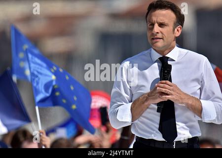 Marseille, France. 16th avril 2022. Emmanuel Macron sur scène lors de sa réunion politique. Le candidat à la présidence Emmanuel Macron, de la République en Marche (LREM), a tenu une réunion publique à Marseille. Le deuxième tour de l'élection présidentielle française aura lieu le 24 avril. (Photo de Gerard Bottino/SOPA Images/Sipa USA) crédit: SIPA USA/Alay Live News Banque D'Images