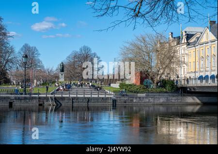 Les gens se baignent au soleil dans le parc Carl Johans, à Norrkoping, lors d'une journée de printemps ensoleillée en avril 2022. Norrkoping est une ville industrielle historique de Suède. Banque D'Images