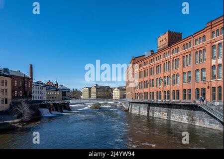 Le vieux paysage industriel à drags lors d'une journée ensoleillée de printemps en avril 2022. Norrkoping est une ville industrielle historique de Suède. Banque D'Images