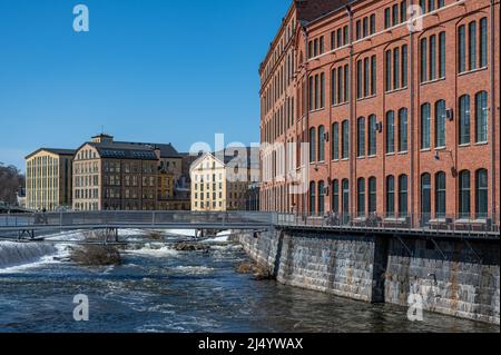 Le vieux paysage industriel à drags lors d'une journée ensoleillée de printemps en avril 2022. Norrkoping est une ville industrielle historique de Suède. Banque D'Images