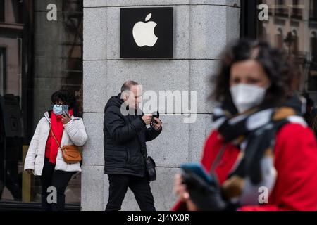 Madrid, Espagne. 03rd avril 2022. Les gens utilisent leur téléphone devant la société multinationale américaine de technologie Apple Store et le logo en Espagne (photo de Xavi Lopez/ SOPA Images/Sipa USA) crédit: SIPA USA/Alay Live News Banque D'Images