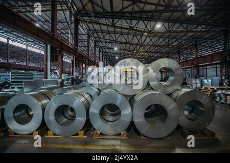 Rouleaux de tôle d'acier galvanisé à l'intérieur de l'usine ou de l'entrepôt. Banque D'Images