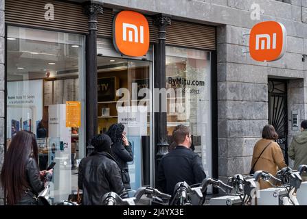 Madrid, Espagne. 03rd avril 2022. Des piétons marchent devant le magasin phare de la marque chinoise Xiaomi, la technologie multinationale et l'électronique en Espagne. (Photo de Xavi Lopez/SOPA Images/Sipa USA) crédit: SIPA USA/Alay Live News Banque D'Images