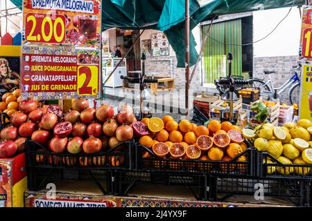 Un stand de jus dans le marché en plein air à Ballaró, Palerme, Sicile, Italie vendant une variété de jus de fruits fraîchement faits. Banque D'Images