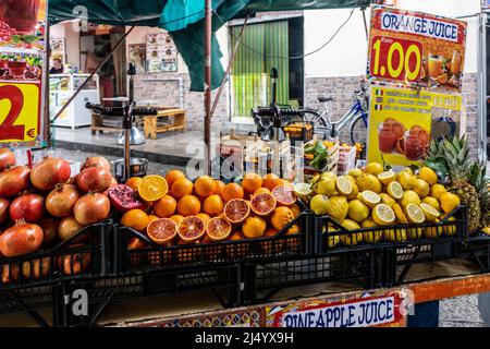 Un stand de jus dans le marché en plein air à Ballaró, Palerme, Sicile, Italie vendant une variété de jus de fruits fraîchement faits. Banque D'Images