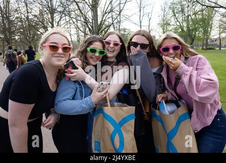 UK Lifestyle; cinq jeunes femmes portant des lunettes de soleil, Royaume-Uni - les filles adolescentes qui font du shopping et s'amusent à Cambridge au Royaume-Uni Banque D'Images