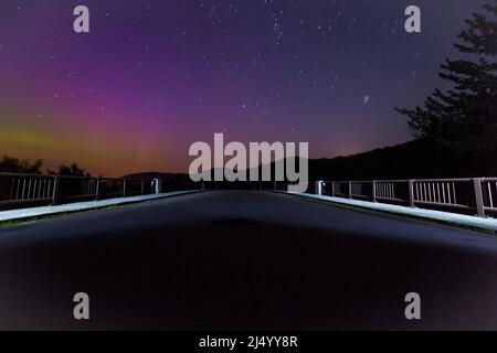 Parc national de Franconia Notch - les lumières du Nord, la pollution lumineuse et les pistes étoiles le long de la piste cyclable de Franconia Notch sur l'ancien pont de la route 3 des États-Unis Banque D'Images