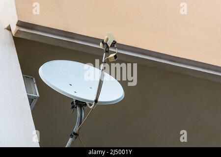 Antenne satellite domestique utilisée pour les émissions de télévision en Turquie Banque D'Images