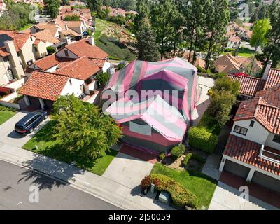 Villa couverte avec une tente rouge et grise tout en étant fumigation pour termites, San Diego, Californie, Etats-Unis. 17th avril 2022 Banque D'Images