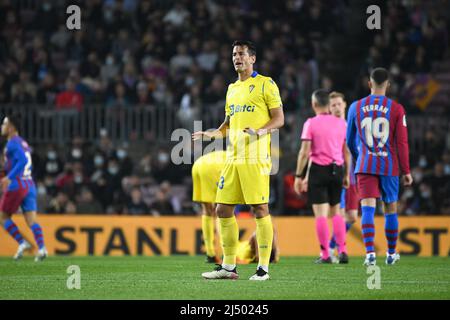 BARCELONE, ESPAGNE - AVRIL 18 : Luis Hernández de Cádiz réagit lors du match de la Liga 2022 entre le FC Barcelone et Cádiz au Camp Nou le 18 avril 2022 à Barcelone, Espagne. (Photo par Sara Aribo/PxImages) Banque D'Images