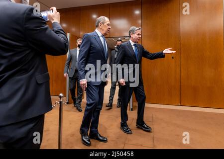 Le secrétaire d'État Antony J. Blinken rencontre le ministre russe des Affaires étrangères Sergey Lavrov à Genève, en Suisse, le 21 janvier 2022. [Photo du département d'État par Ron Przysucha) Banque D'Images