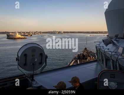 ROTA (Espagne), le 17 avril 2022 – le destroyer à missiles guidés de classe Arleigh Burke USS porter (DDG 78) se lance dans le port de la base navale de Rota (Espagne), le 17 avril 2022. Porter, déployé à Rota, en Espagne, est actuellement en cours dans la zone d'opérations de la Sixième flotte des États-Unis pour soutenir les alliés et partenaires régionaux et les intérêts de sécurité nationale des États-Unis en Europe et en Afrique. (É.-U. Navy photo by Mass communication Specialist 1st Class Eric coffer/Released) Banque D'Images