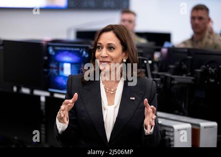 Lompoc, États-Unis. 18th avril 2022. LE vice-président AMÉRICAIN Kamala Harris interagit avec des officiers militaires américains du centre d'opérations spatiales de commandement de la base spatiale de Vandenberg à Lompoc, Californie, États-Unis, le 18 avril 2022. Credit: SIPA USA/Alay Live News Banque D'Images