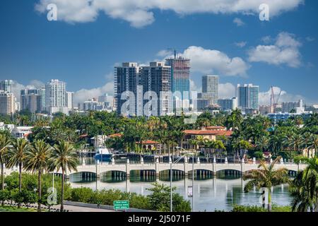 La communauté résidentielle de Palm Island, au large de MacArthur Causeway, vue depuis le pont d'un bateau de croisière au départ de Miami, en Floride. Banque D'Images