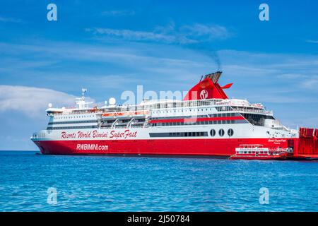 Bateau de croisière ancré au large de Bimini aux Bahamas. Banque D'Images