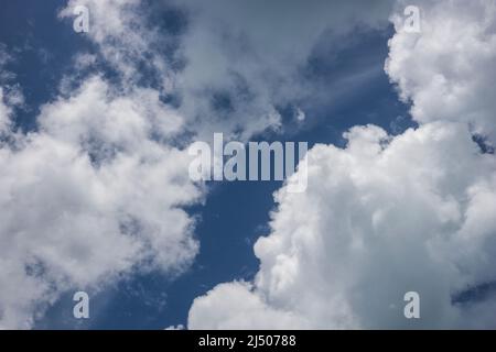 Un ciel bleu clair et ensoleillé avec des nuages au-dessus de Bimini aux Bahamas. Banque D'Images