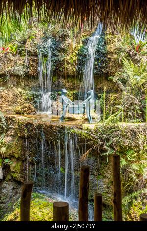 Une statue fantaisiste près d'une chute d'eau à Schnebly's, la cave de vinification la plus méridionale des États-Unis, située dans la zone agricole du comté de Miami-Dade, Banque D'Images