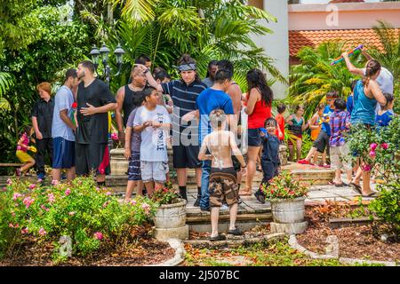 Les adolescents et les enfants se baignent dans l'eau au Thai New Year Festival à Wat Budharangsi, dans la région de Redland, dans le comté de Miami-Dade, en Floride. Banque D'Images