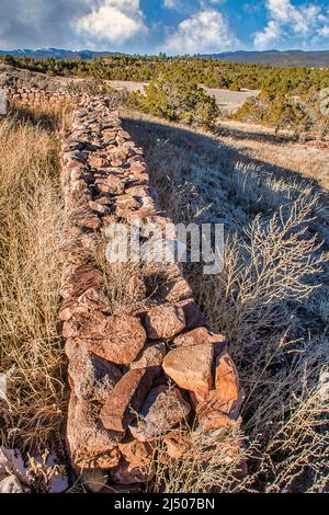 Les ruines du mur défensif du site ancestral de Pueblo au parc historique national de Pecos au Nouveau-Mexique. Banque D'Images