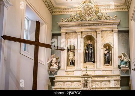 Le haut autel de l'église catholique San Felipe de Neri sur la place de la vieille ville à Albuquerque, Nouveau-Mexique. Banque D'Images