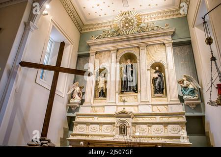 Le haut autel de l'église catholique San Felipe de Neri sur la place de la vieille ville à Albuquerque, Nouveau-Mexique. Banque D'Images